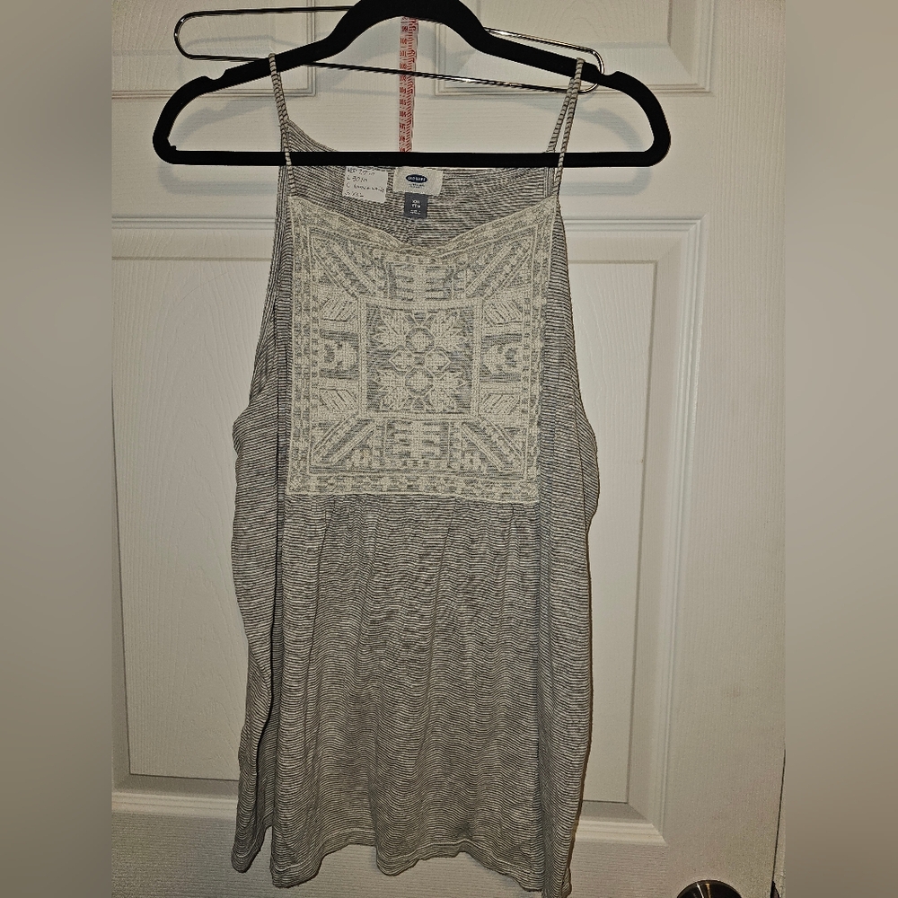 🌞Gray Sleeveless Top with Embroidered Detail
